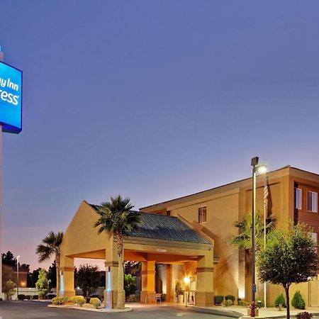 Holiday Inn Express Las Vegas-Nellis By Ihg Bagian luar foto